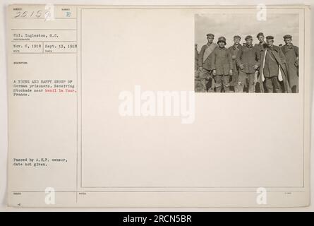 La photographie 25159 montre un groupe de jeunes et heureux prisonniers allemands près de Menil la Tour, en France. La photo a été prise le 13 septembre 1918. Il a été approuvé par le censeur de l'A. E. F., bien que la date exacte de l'approbation soit inconnue. Les prisonniers sont vus à l'intérieur de la palissade de réception. Banque D'Images