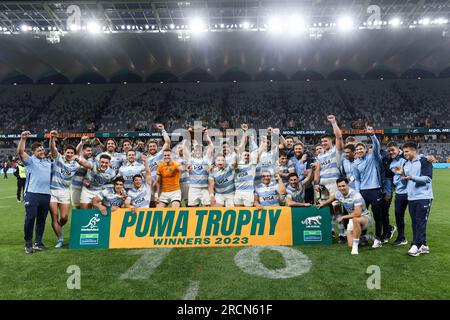 Sydney, Australie. 15 juillet 2023. Les joueurs argentins célèbrent avec le trophée Puma après avoir remporté le match eToro Rugby Championship 2023 entre l'Australie et l'Argentine au CommBank Stadium le 15 juillet 2023 à Sydney, Australie Credit : IOIO IMAGES/Alamy Live News Banque D'Images