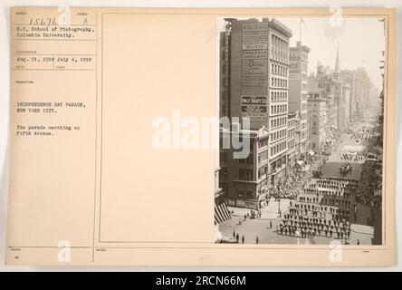 Parade du jour de l'indépendance à New York, le 21 août 1918. Le défilé peut être vu marchant jusqu'à la Cinquième Avenue. Diverses entreprises de vêtements et de textiles sont annoncées le long de la route. » Banque D'Images