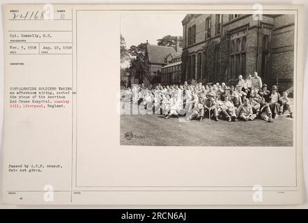 Le caporal Donnelly a pris cette photo le 3 novembre 1918, pendant la première Guerre mondiale L'image montre un groupe de soldats en convalescence assis sur les marches de l'hôpital de la Croix-Rouge américaine à Mossley Hill, Liverpool, Angleterre. La photographie a été approuvée par l'American Expeditionary Force Censor, mais la date exacte est inconnue. Banque D'Images