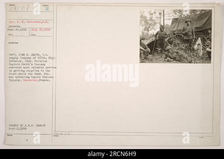 Légende : le caporal G. F. Carnochan, S.C. a photographié le capitaine John H. Smith, officier de la compagnie d'approvisionnement du 167e régiment d'infanterie, 42e division. La compagnie du capitaine Smith joua un rôle important dans la livraison de fournitures aux lignes de front lors de l'avance au-delà de Château Thierry, Beuvardes, France, en septembre 1918. Photo émise et transmise par le censeur de l'A.E.F. le 1 septembre 1918.' Banque D'Images