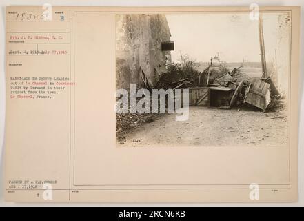 Légende : le soldat J. E. Gibbon, S.C., a photographié une barricade construite par les Allemands alors qu'ils se retiraient de la ville de le Charnel, en France, pendant la première Guerre mondiale. La photographie, prise le 27 juillet 1918, montre une rue menant du charnel à Courtmont. L'image a été examinée et approuvée par le censeur de l'A.E.F. le 17 août 1918. Banque D'Images