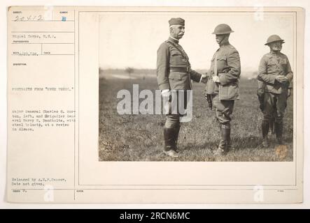 Le major-général Charles G. Morton et le brigadier-général Harry H. Bandholtz, portant des casques en acier, vus lors d'une revue en Alsace pendant la première Guerre mondiale. La photographie a été prise par un photographe de signal corps et publiée par le censeur de l'A.E.P. La date spécifique de l'événement est inconnue. Banque D'Images