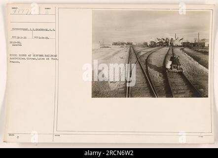 La roundhouse de Gievres, en France, présente les activités ferroviaires pendant la première Guerre mondiale. Cette photographie a été prise le 1 mars 1919 par le photographe Sgt. J.T. Seabrook et S.C. Rico. L'image fait partie de la collection avec le numéro d'identification 78971. Banque D'Images