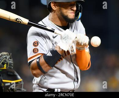 Pittsburgh, États-Unis. 15 juillet 2023. Luis Matos (29), le joueur de terrain des Giants de San Francisco, est frappé par un terrain en haut de la neuvième manche de la victoire des Giants 3-1 contre les Pirates de Pittsburgh au PNC Park le samedi 15 juillet 2023 à Pittsburgh. Photo d'Archie Carpenter/UPI crédit : UPI/Alamy Live News Banque D'Images