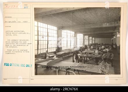Femmes travaillant dans le département d'assemblage des côtes de Dayton Wright Airplane Co. À Dayton, Ohio pendant la première Guerre mondiale. Ce département est responsable de la menuiserie précise dans la production d'avions, ce qui en fait une partie cruciale de la fabrication d'avions. Cette image a été prise en 1917 dans le cadre de la documentation des activités militaires américaines pendant la guerre. Banque D'Images