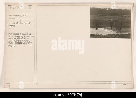 Les soldats allemands construisirent plus de 100 ponts à pied, dont celui illustré, sur la rivière Mad entre Thiacourt et Metz pendant la première Guerre mondiale. Ce pont particulier a été capturé dans la photographie prise le 1 janvier 1919 par le soldat Campbell, S.C., dans les environs de Rembercourt, Meurthe et Moselle, France. Banque D'Images