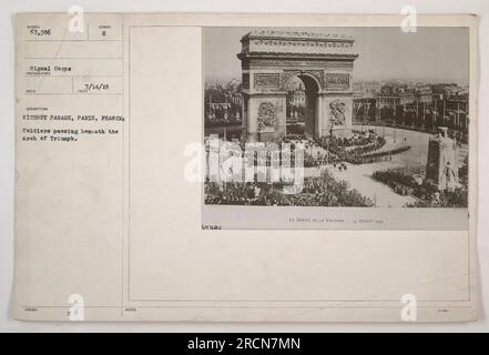 Les soldats participant à la Parade de la victoire à Paris, France passent sous l'emblématique Arc de Triomphe. La photographie a été prise par le signal corps et a été désignée avec le symbole 'TDJuly2019 SUMBER 67,386.' Il a été reçu avec la description 'DÉFILÉ DE LA VICTOIRE, PARIS, FRANCE' le 7/14/19. Une autre note mentionne la présence de 67202 soldats TOTOTOR MONEWS TRAMEN lors du défilé du 14 juillet 1929. Banque D'Images