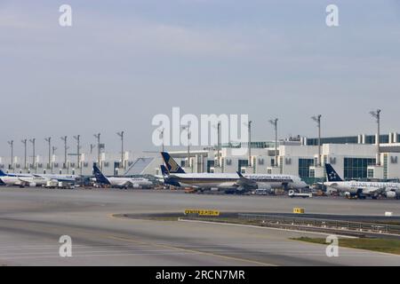 Avions aux portes de l'aéroport Franz Josef Strauss de Munich, Allemagne Banque D'Images