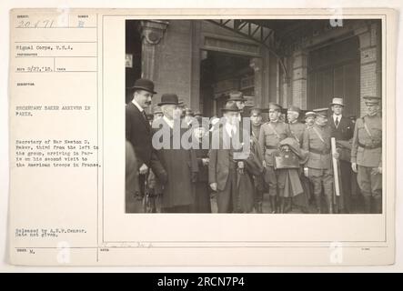 Le secrétaire à la Guerre Newton D. Baker arrive à Paris pour sa deuxième visite aux troupes américaines en France pendant la première Guerre mondiale. Il est vu dans un groupe de fonctionnaires, troisième à partir de la gauche. La photographie a été prise par le signal corps et publiée par le censeur de l'A.E.F. Aucune date précise n'a été fournie. Banque D'Images