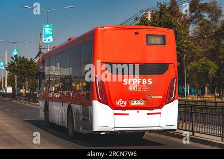 Santiago, Chili - Mai 05 2023 : un transport public Transantiago, ou Red Metropolitana de Movilidad, bus faisant la route G13 Banque D'Images