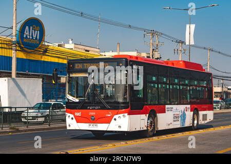 Santiago, Chili - Mai 05 2023 : un transport public Transantiago, ou Red Metropolitana de Movilidad, bus à la Pintana Banque D'Images