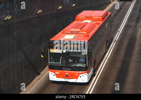 Santiago, Chili - Mai 05 2023 : un transport public Transantiago, ou Red Metropolitana de Movilidad, bus faisant la route F05 Banque D'Images