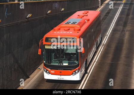 Santiago, Chili - Mai 05 2023 : un transport public Transantiago, ou Red Metropolitana de Movilidad, bus faisant la route G04 Banque D'Images