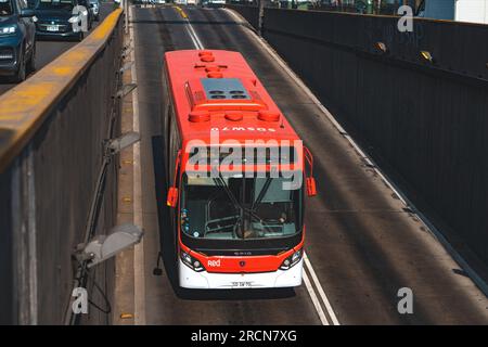 Santiago, Chili - Mai 05 2023 : un transport public Transantiago, ou Red Metropolitana de Movilidad, bus faisant la route G05 Banque D'Images