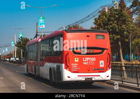 Santiago, Chili - Mai 05 2023 : un transport public Transantiago, ou Red Metropolitana de Movilidad, bus faisant la route 209 Banque D'Images