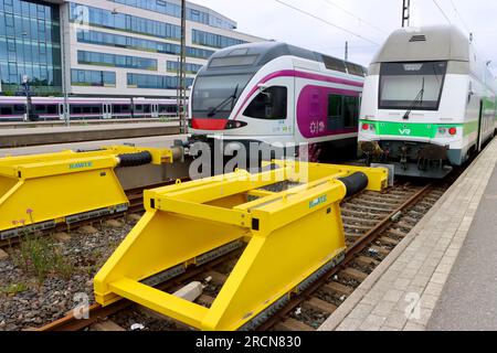 Fin des rails pour les trains locaux et longue distance à la gare d'Helsinki Banque D'Images