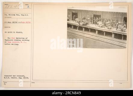 Des soldats du 22e bataillon du génie sont vus sur cette photographie dessinant des vêtements au Camp Merritt, New Jersey, avant de partir pour la France le 26 juillet 1918. L'image a été prise par le lieutenant William Fox et a été émise par le censeur du M.I.B. le 23 août 1918. Banque D'Images