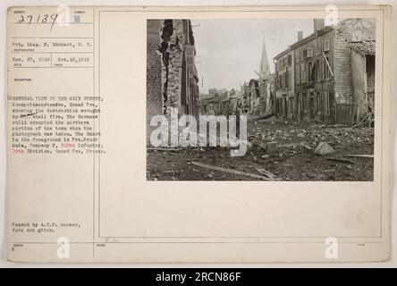 Le soldat Alex F. Edouart de l'armée américaine a pris une photo le 18 octobre 1918, montrant les destructions causées par la guerre sur main Street, Kronprinzenstrasse, Grand pré. La partie nord de la ville était encore sous occupation allemande à l'époque. Le soldat Frank Maia de la compagnie F, 312e infanterie, 78e division peut être vu au premier plan. Autorisation de censure A.E.F obtenue. Banque D'Images