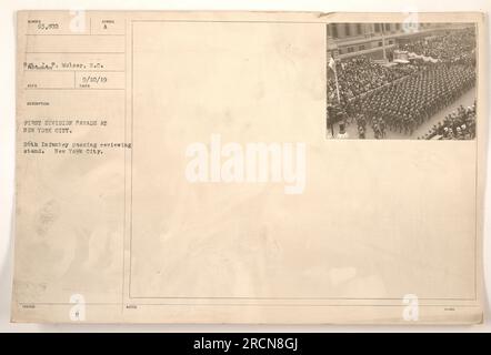 L'image montre le 26th Infantry of the First Division défilant devant le stand d'examen sur la 82nd St. et la 5th Avenue à New York. La photographie a été prise le 10 septembre 1919 par SP. Mulser. Il fait partie d'une série d'images documentant les activités militaires américaines pendant la première Guerre mondiale. Banque D'Images