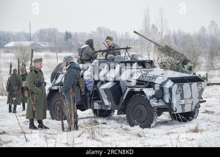 KRASNOE SELO, RUSSIE - 14 JANVIER 2018 : les participants du festival militaro-historique 'tonnerre de janvier' sous la forme de soldats de la Wehrmacht avant t Banque D'Images