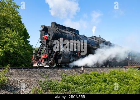 SORTAVALA, RUSSIE - 11 JUIN 2022 : l'ancienne locomotive à vapeur soviétique L-4429 libère de la vapeur avant le départ de la station Sortavala-Center sur une période ensoleillée de juin Banque D'Images