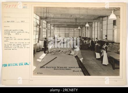 Des travailleurs de l'usine no 1 de la Dayton Wright Airplane Co. À Dayton, Ohio, sont vus couper et coudre des tissus pour avions. Ce processus est effectué avant de monter le tissu sur les châssis en bois finis des unités d'avion. Prise en 1917 lors de la fabrication d'avions. Banque D'Images