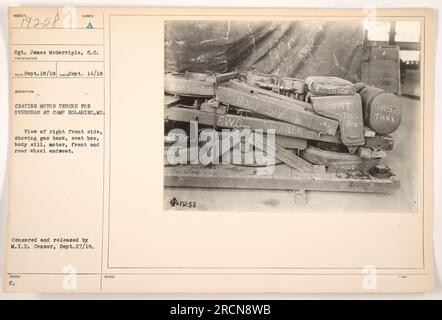 Le sergent James McGarrigle est vu ici au Camp Holabird, MD en train de mettre en caisse des camions à moteur pour un déploiement outre-mer pendant la première Guerre mondiale. La photo se concentre sur le côté avant droit du camion, montrant le réservoir d'essence, le coffre de siège, le seuil de carrosserie, le moteur, les roues avant et arrière et le siège. Cette image a été censurée et publiée par M.I.D. Censurer le 27 septembre 1918. Banque D'Images