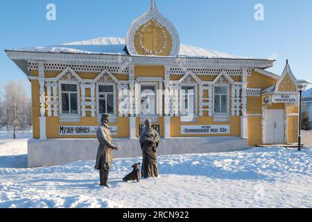 UGLIC, RUSSIE - 07 JANVIER 2023 : à l'ancien bâtiment en bois du Musée de la vie urbaine par un matin glacial de janvier. Anneau d'or de la Russie Banque D'Images