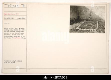 Le sergent Mosoioni, S.C. a pris cette photographie le 21 septembre 1918, au cimetière de Villafranca, en Italie. L'image montre la tombe du soldat Wilbert Macer, États-Unis Serial #2427844, qui a été le premier soldat expéditionnaire américain à mourir en Italie pendant la première Guerre mondiale La photographie a été approuvée par le censeur de l'A.E.F. mais la date exacte est inconnue. Banque D'Images