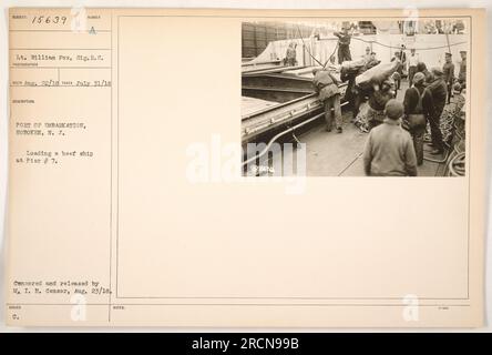 Le lieutenant William Fox, appartenant au signal corps, est photographié le 22 août 1916, lors du chargement d'un navire de boucherie au quai # 7 à Hoboken, N.J. La photo a été prise le 31 juillet 1918, au port d'embarquement. Il a été dûment censuré par le censeur du M.I.B avant sa publication le 23 août 1918. Banque D'Images