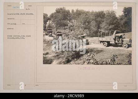 Des soldats du S.A.T.C. à l'Iowa State College à Ames, Iowa, sont vus conduire un camion. Cette photographie a été prise par A. J., dans le cadre de leurs activités de formation pendant la première Guerre mondiale Le camion était utilisé à des fins officielles au collège. Banque D'Images