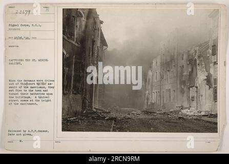 Image prise pendant la première Guerre mondiale montrant une scène de rue à Thiscourt, alors que des soldats américains capturent le St. Mihiel Saillant. Les Allemands, en retraite, mirent le feu à la ville et ciblèrent des bâtiments avec leur artillerie. Cette image met en lumière le chaos et la destruction dont on a été témoin pendant cette période de la guerre. Banque D'Images