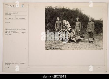 Une photographie du caporal Abbott debout à côté d'un mortier de tranchée allemand court et lourd capturé à ft. De la Bonnelle, Lengres, France. La photo a été prise le 20 mai 1918 et reçue le 4 janvier 1919. Il a été publié par l'A.F.F. Censurer le 7 janvier 1919. (33932) Banque D'Images