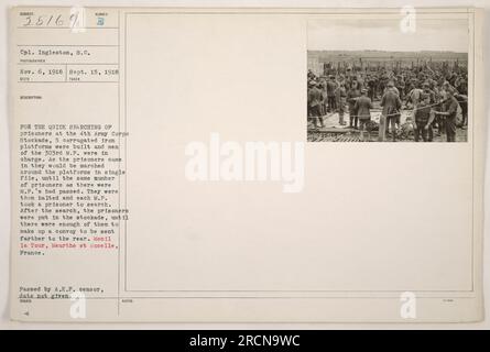 Légende : 'le caporal Ingleston du 303e député fouille un prisonnier au 4e corps d'armée Stockade à Menil la Tour, Meurthe et Moselle, France pendant la première Guerre mondiale. La palissade utilisait des plates-formes en fron ondulé pour le traitement des prisonniers. Photographie prise le 15 septembre 1918 par le photographe Sumber pour une recherche rapide de prisonniers. Date de censure par le censeur de l'A.E.F. non fournie.' Banque D'Images