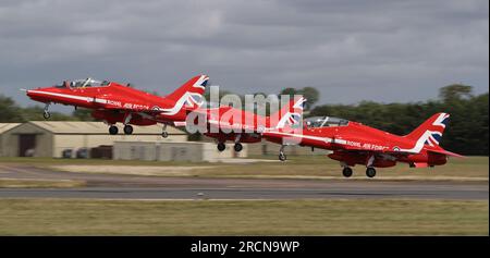 Les Red Arrows décollent au Royal International Air Tattoo de la RAF Fairford, Gloucestershire, Royaume-Uni Banque D'Images