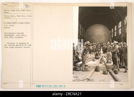 Gonflage du ballon Goodyear M. 49 au Headquarters Balloon Detachment, Post Field, fort Sill, Oklahoma. La photo montre le collecteur utilisé pour le gaz des camions à huit cylindres. Cette image a été prise le 21 mai 1918 et reçue par le service photo de l'UA à fort Sill le 6 juin 1918. Banque D'Images