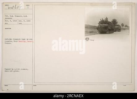 Le soldat E. Trabold du signal corps est vu sur cette photographie prise le 3 octobre 1918, près de Neuilly, Meuse, France. L'image montre lui et ses collègues transportant un réservoir en panne pour réparation. Le photographe n'est pas identifié, et la photographie a été émise avec la note descriptive 24619. Banque D'Images