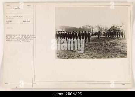 Des officiers militaires américains des 91st, 94th et 12th Aero Squadrons reçoivent la Croix de Guerre à Ceblenz, en Allemagne, le 10 janvier 1919. Les officiers reçoivent le prestigieux honneur pour leur service pendant la première Guerre mondiale. Banque D'Images