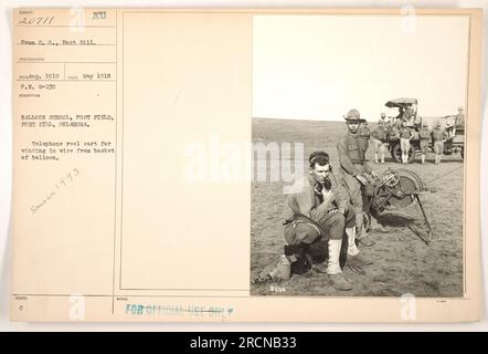 Chariot de bobine de téléphone utilisé pour enrouler dans le fil du panier d'un ballon à l'école de ballons de fort Sill dans l'Oklahoma. Cette photo a été prise en mai 1918 et fait partie de la collection activités militaires américaines pendant la première Guerre mondiale. Image numéro 20711, prise par un photographe identifié comme C.O., de fort Sill. Il a été traité en août 1918. La photo est étiquetée « POUR USAGE OFFICIEL SEULEMENT ». Banque D'Images