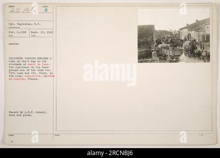 Le caporal Ingleston de la 42e Division capture le moment où des prisonniers capturés traversent une ville en route vers la palissade de Menil la Tour pendant la première Guerre mondiale. La ville, Ansauville, servait de quartier général de division à l'époque. Photo reçue le 15 septembre 1918, prise le 6 novembre 1918.' Banque D'Images