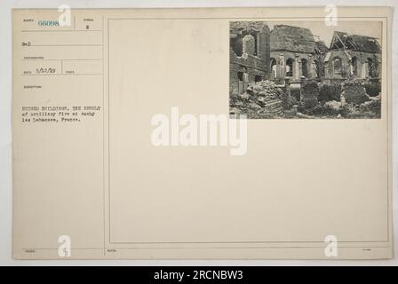 Bâtiments en ruine à Auchy les Labassee, France, causés par des tirs d'artillerie pendant la première Guerre mondiale Cette photographie, portant le numéro d'identification 66098, a été prise par un photographe de l'armée américaine. La description a été émise le 12 mai 1919. Banque D'Images