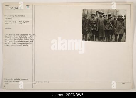 Légende : officiers de la police militaire, 37e division, États-Unis Garde nationale à Cruyshautem, Belgique. De gauche à droite : le major Ralph Cole, le capitaine D. Ifords, le lieutenant C. Wekenshaw et le lieutenant G.P. Cook. La photo a été prise dans une cour du couvent à une date inconnue. L'image a été transmise par le censeur de l'A.E.P. Banque D'Images