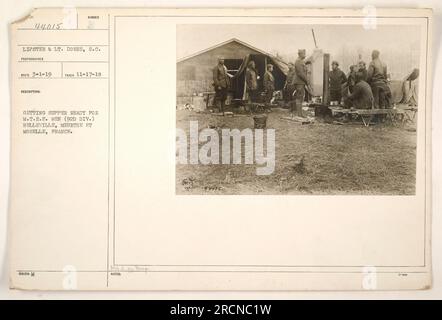 Soldats préparant le souper pour les hommes du M.T.R.E. de la 92e Division à Belleville, Meurthe et Moselle, France. Cette photographie a été prise le 17 novembre 1918 par le photographe Lipster et le lieutenant Downs. L'image est étiquetée 111-SC-44015 avec le numéro de photographe te 3-1-19. NOTES les références MAYO peuvent avoir des détails supplémentaires sur l'image. Banque D'Images