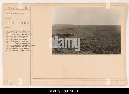 Vue panoramique prise par S.C. Jackson le 18 novembre 1916, représentant No Mans Land entre St. Hilaire et Butgneville Sor Meuse, sud-est de Verdun, France. Des soldats américains sont vus en service de garde, empêchant les individus non autorisés d'entrer dans le territoire évacué et aidant les prisonniers alliés à traverser les lignes. Publié le 13 février 1918. Banque D'Images