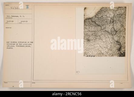 Légende : 'carte montrant les divisions des Forces expéditionnaires américaines (A.E.F.) le 1 août 1918 à Vincennes, Seine, France. Photographie prise par le caporal Behrens et émise le 27 mars 1919. La carte donne un aperçu des placements des divisions à cette époque pendant la première Guerre mondiale. » Banque D'Images