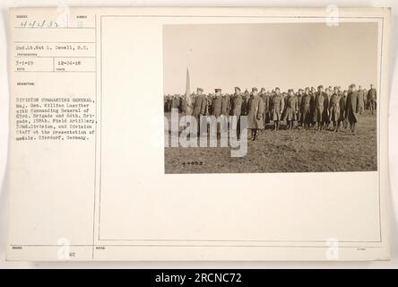 Cette photographie capture le 2nd Lt. NAT L. Dewell, un photographe du signal corps, le 1 mars 1919. La scène montre le major général William Lassiter, commandant général de la 32e division, présentant des médailles aux commandants généraux de la 63e brigade et de la 64e brigade, ainsi qu'à la 158e artillerie de campagne et aux membres de l'état-major de la division. L'emplacement est Dierdorf, Allemagne. Total des médailles décernées : 44432. Banque D'Images