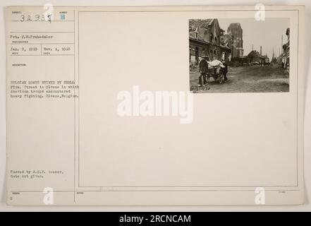 Légende : « des maisons belges à Olsene, en Belgique, laissées en ruines par des incendies d'obus pendant la première Guerre mondiale. La photographie, prise par le VP J.S. Prehodzler le 1 novembre 1918, présente une rue de Dlsene où les troupes américaines ont rencontré de violents combats. Photo reçue et approuvée par A.E.F. Censor.' Banque D'Images