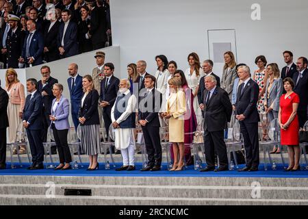 Vue de la tribune présidentielle avec le président de la République française Emmanuel Macron et la première dame Briggite Macron, le Premier ministre indien Narenda Modi et les ministres du gouvernement français. La cérémonie et le défilé annuel du 14 juillet, qui célèbre la fête nationale française, le jour de la Bastille, sur les champs Elysées et la place de la Concorde, à Paris, ont été suivis par le Premier ministre indien Narendra Modi. Cette année, la célébration a lieu à un moment de grande protestation et de tension sociale après la mort d'un jeune homme abattu par la police. Banque D'Images