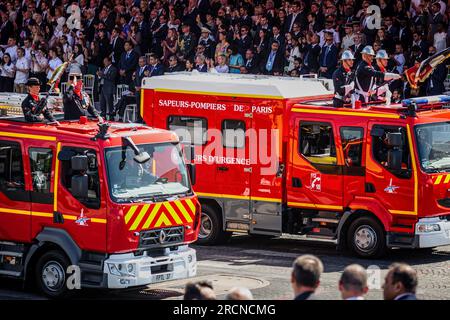 Paris, France. 14 juillet 2023. Des camions sapeurs-pompiers de Paris vus en parade sur la place de la Concorde. La cérémonie et le défilé annuel du 14 juillet, qui célèbre la fête nationale française, le jour de la Bastille, sur les champs Elysées et la place de la Concorde, à Paris, ont été suivis par le Premier ministre indien Narendra Modi. Cette année, la célébration a lieu à un moment de grande protestation et de tension sociale après la mort d'un jeune homme abattu par la police. Crédit : SOPA Images Limited/Alamy Live News Banque D'Images